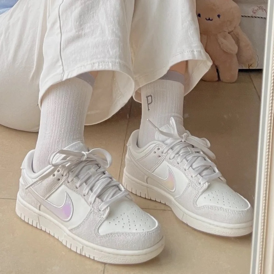 NIKE DUNK LOW "lridescent Swoosh" 米灰 雷射 女鞋 HF5074-133 / 預購