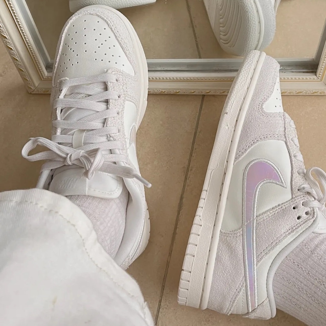 NIKE DUNK LOW "lridescent Swoosh" 米灰 雷射 女鞋 HF5074-133 / 預購