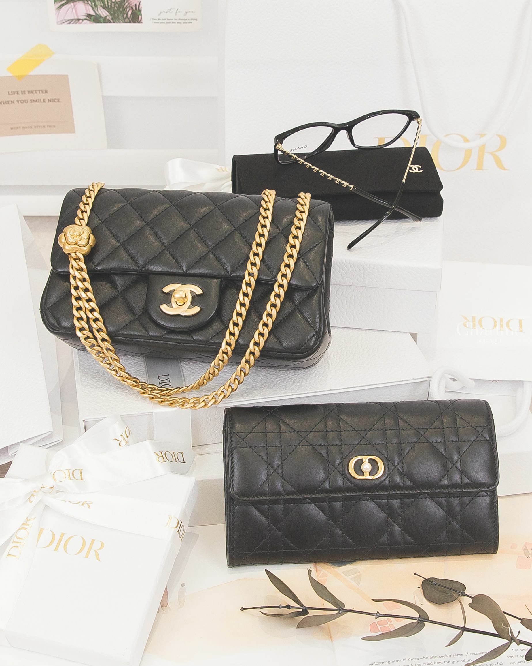 Dior Jolie Orchid Wallet 黑色鑲珍珠金CD小羊皮藤格紋扣式長夾,Chanel Flap 黑色金CC金色山茶花鍊帶20cm小羊皮菱格紋,Chanel 黑色方框側邊皮穿金鍊CC平光眼鏡-Charline Boutique 精品代購