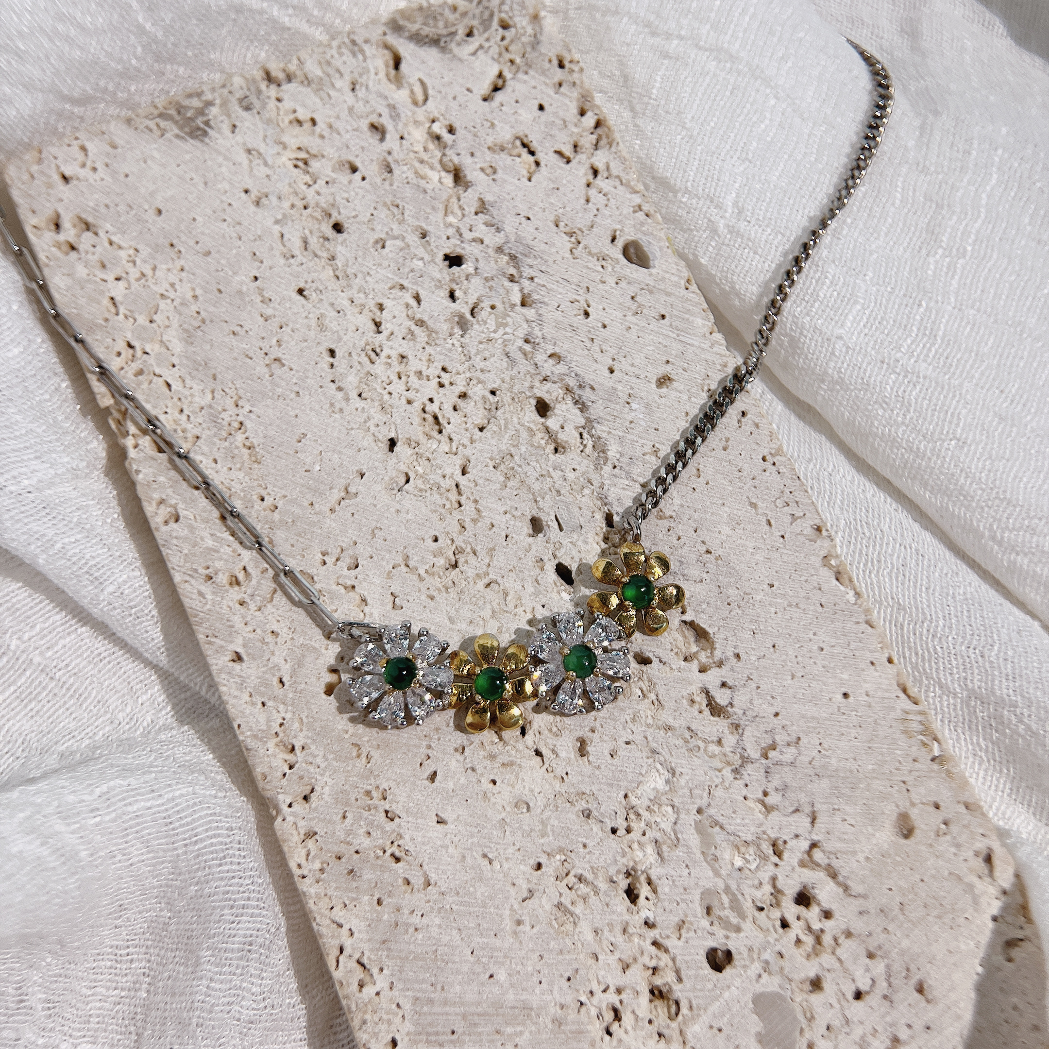 翡翠．不對稱小花鎖骨鏈