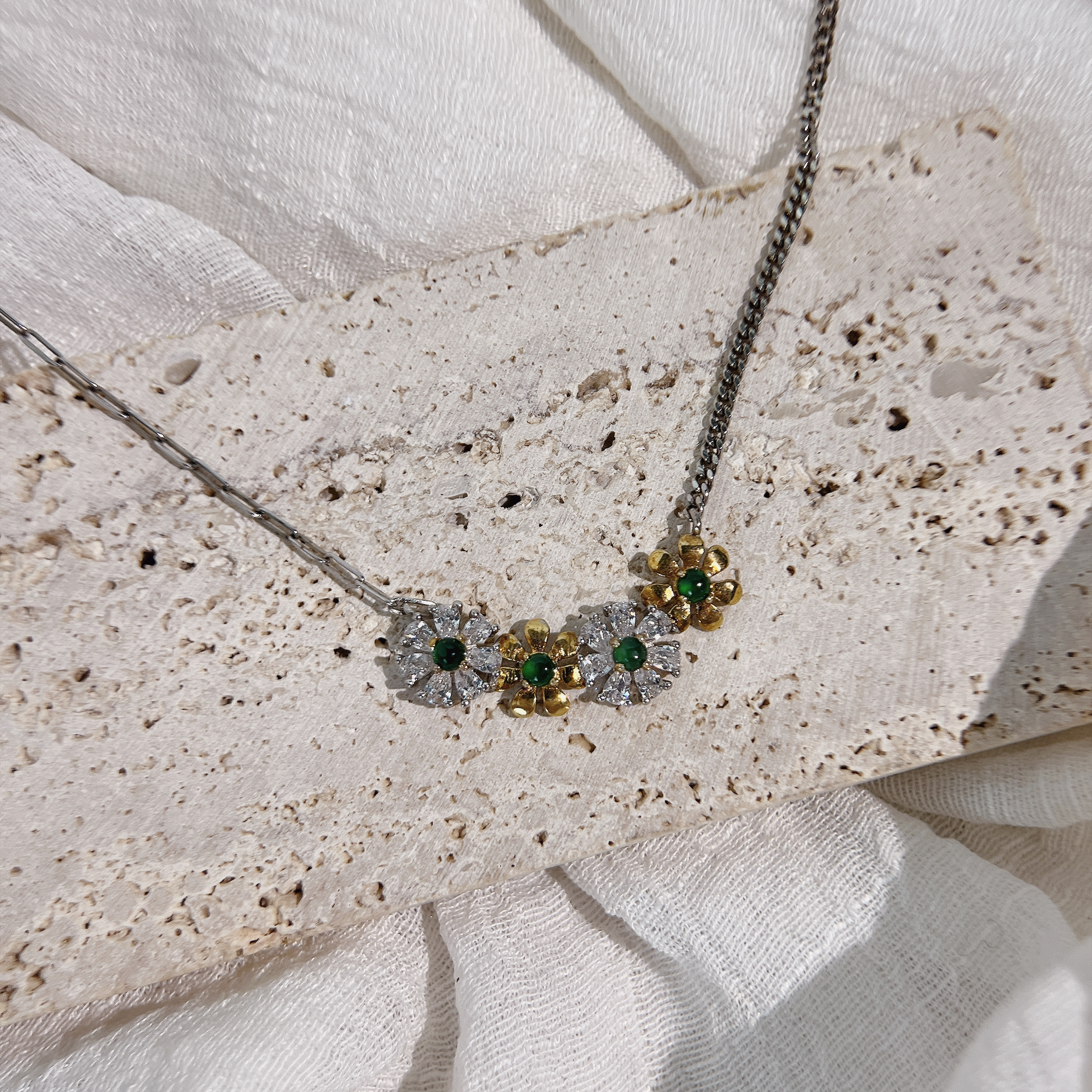 翡翠．不對稱小花鎖骨鏈