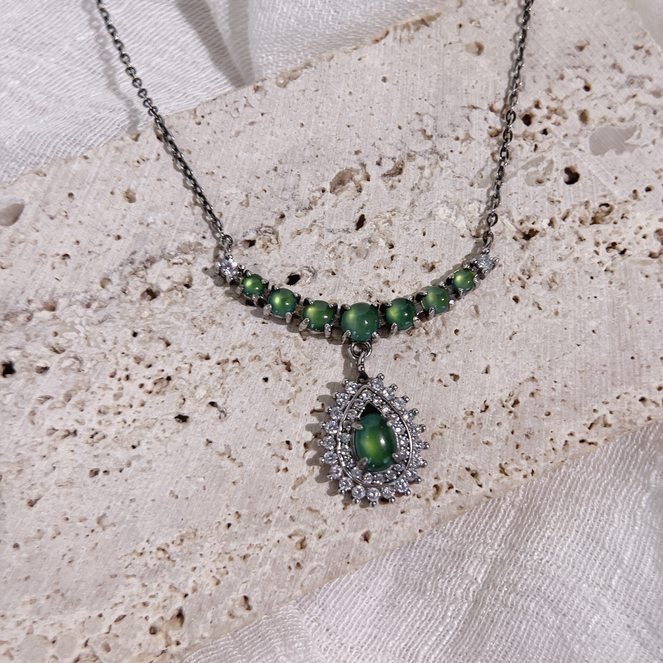 翡翠．嫩青草綠女王微笑鏈