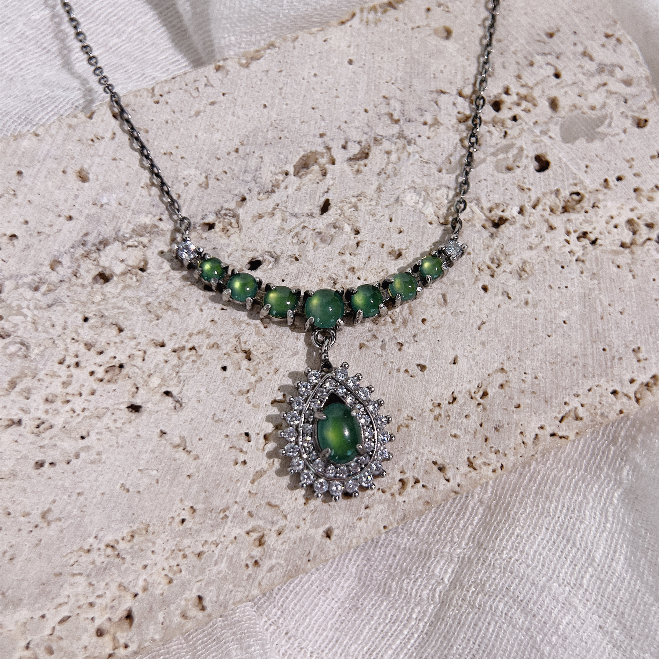 翡翠．嫩青草綠女王微笑鏈