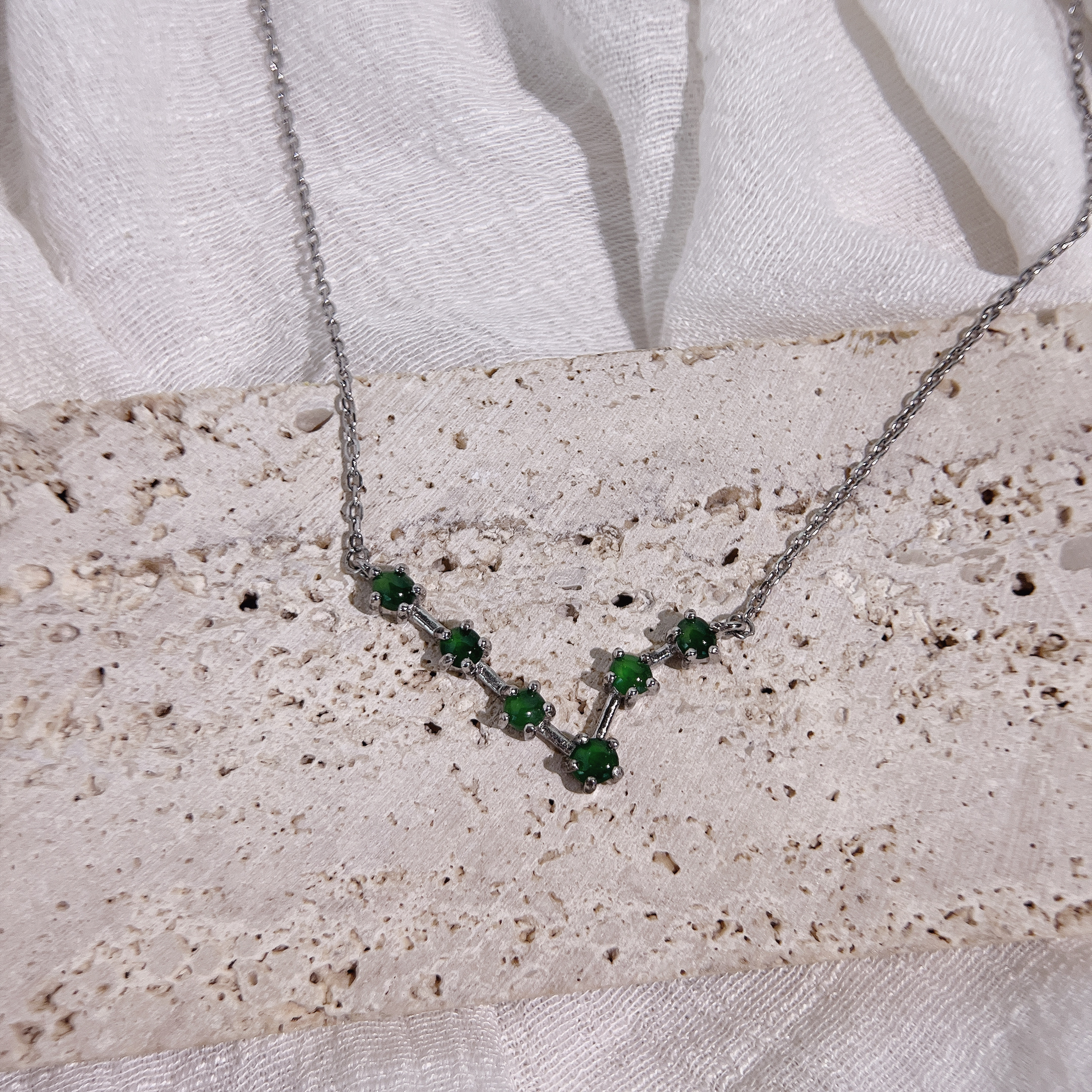 翡翠．陽綠滿天星鎖骨鏈