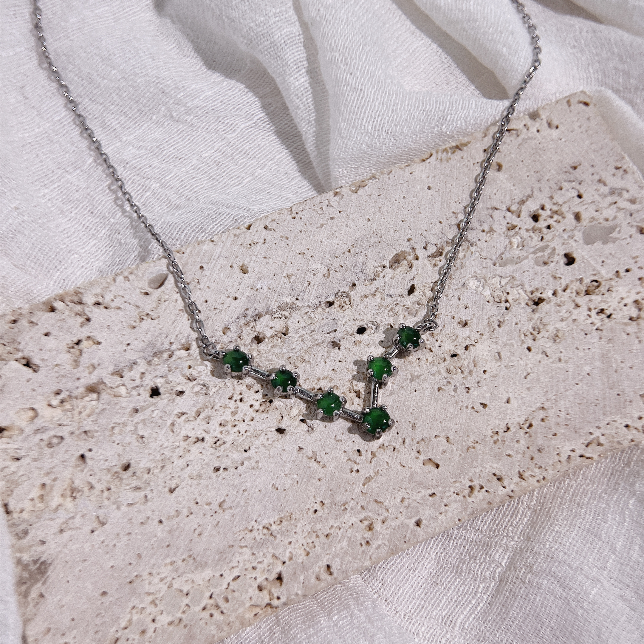 翡翠．陽綠滿天星鎖骨鏈