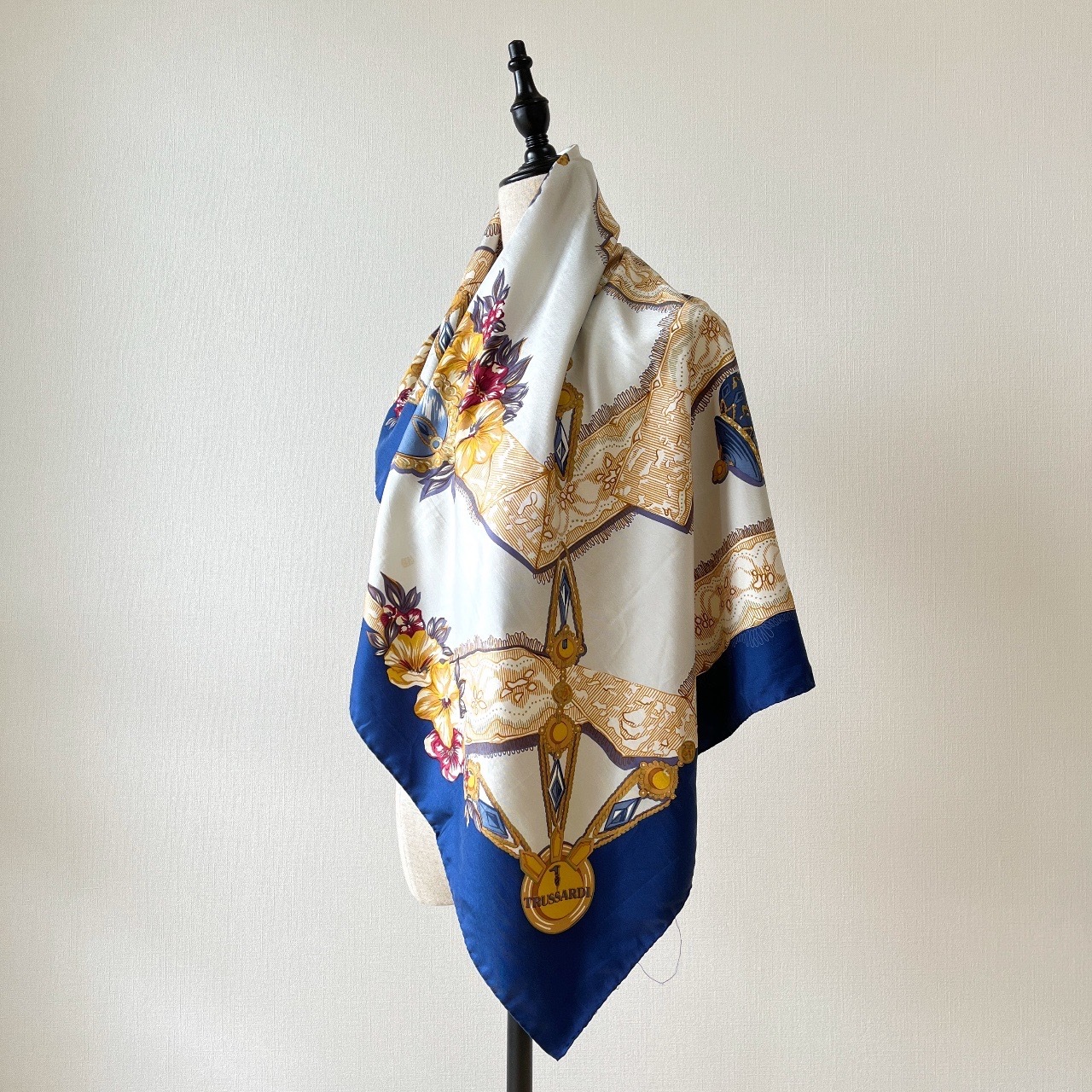 Trussardi 深藍色絲巾