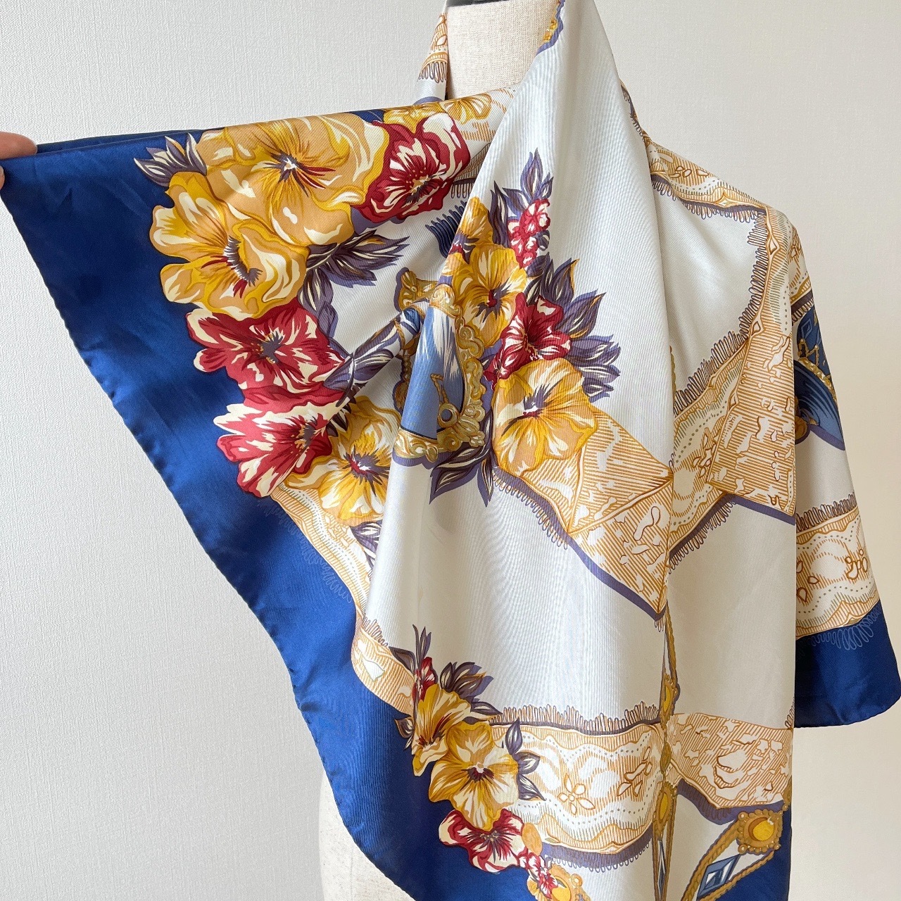 Trussardi 深藍色絲巾