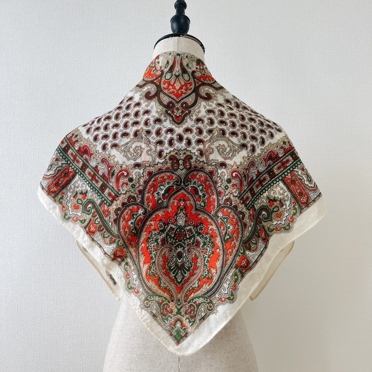 米白色腰果花圖案方巾