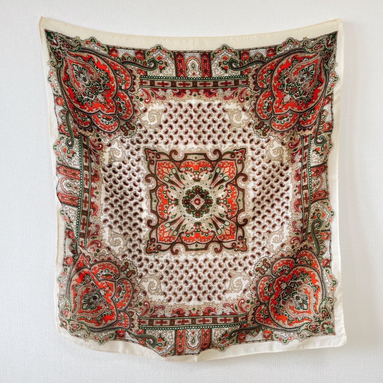 米白色腰果花圖案方巾