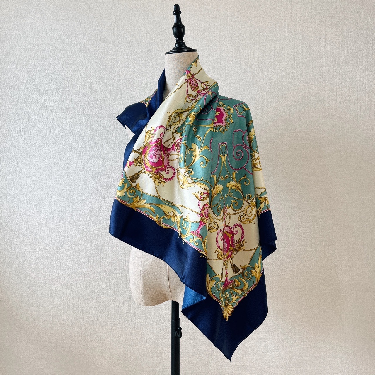 深藍色巴洛克風圖案絲巾