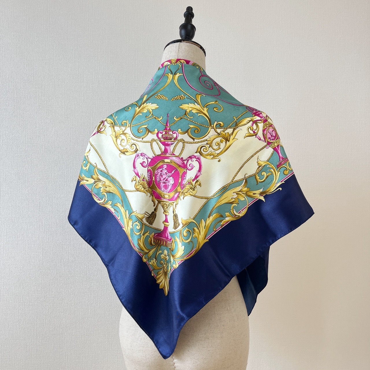 深藍色巴洛克風圖案絲巾