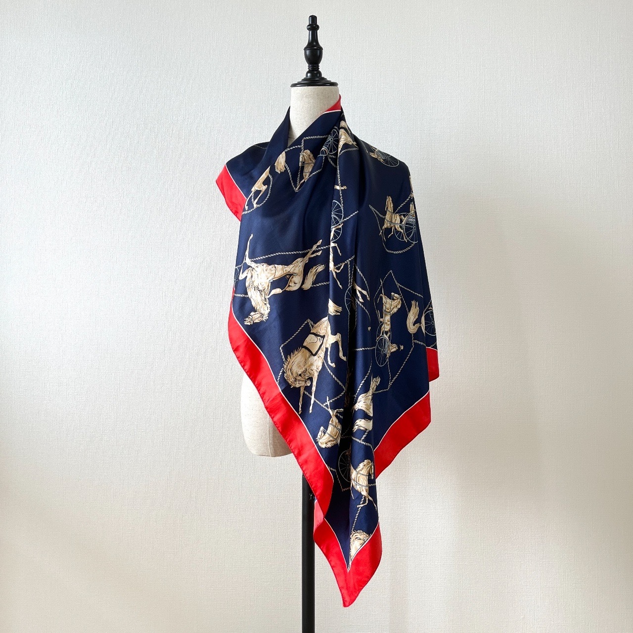 深藍色馬車圖案絲巾