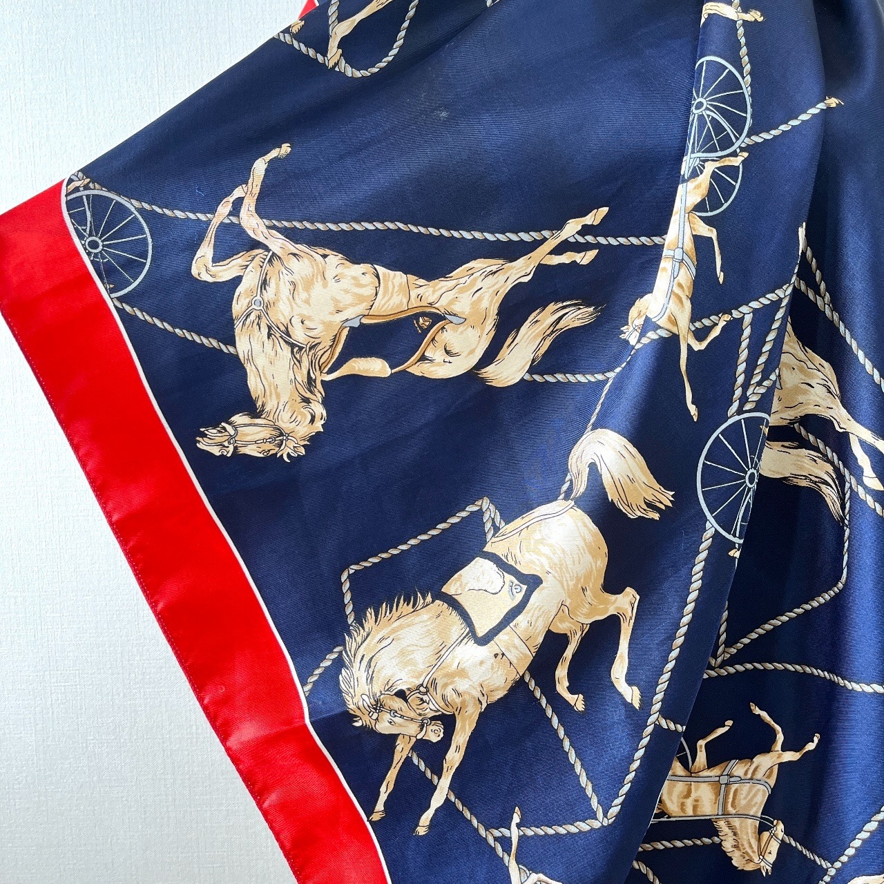 深藍色馬車圖案絲巾