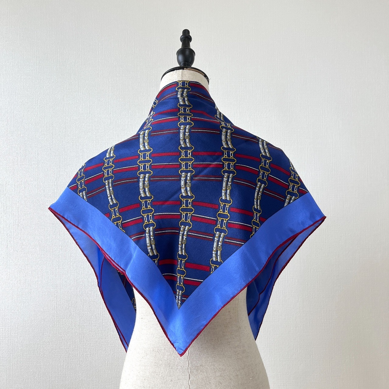 Franca Lariana藍色腰帶圖案絲巾