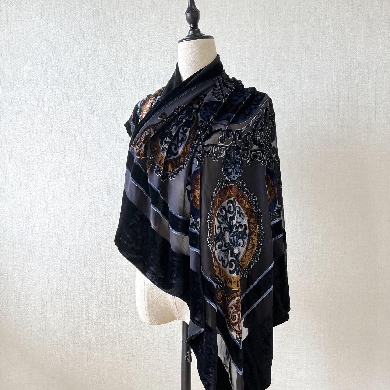 Renato Balestra黑色型格天鵝絨絲巾