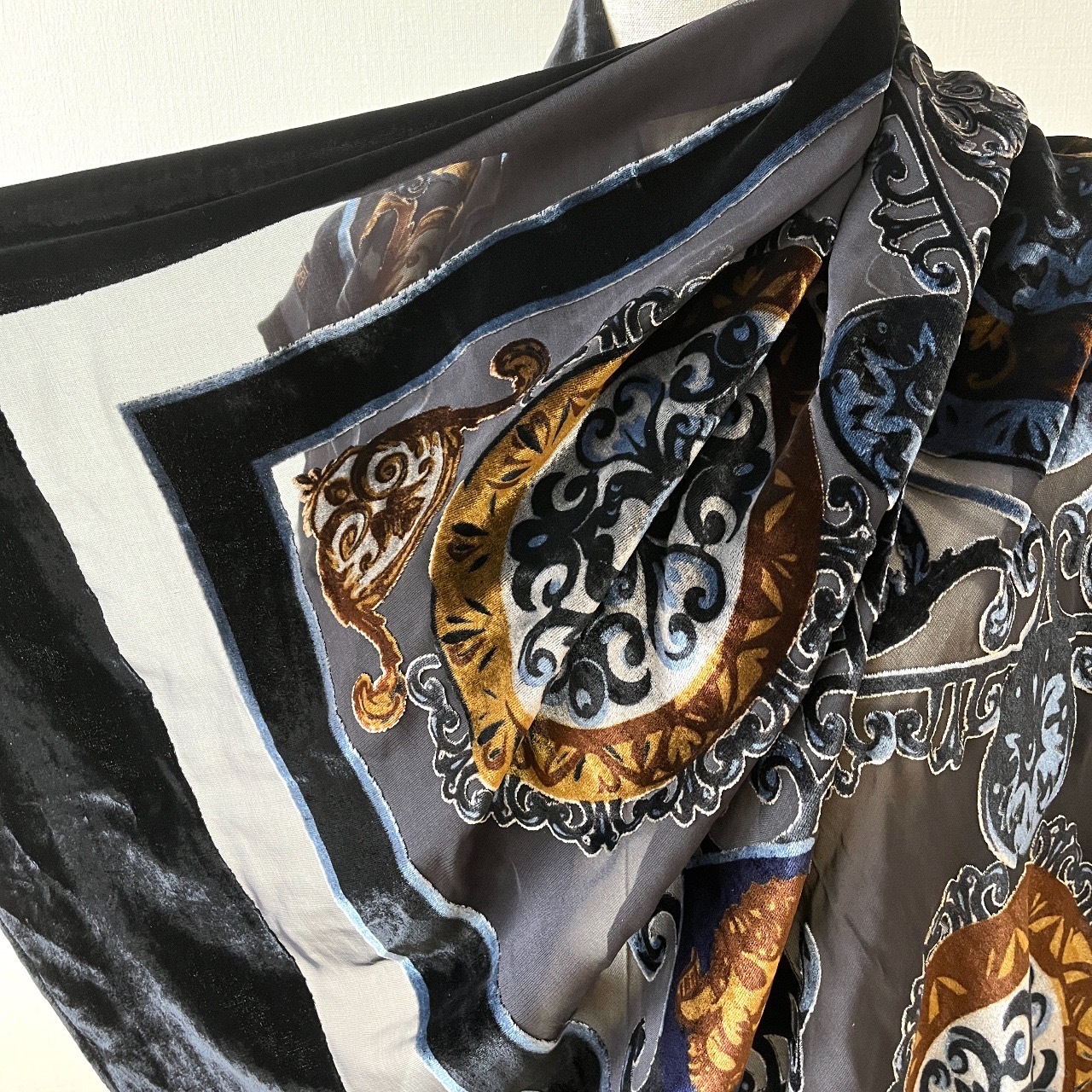 Renato Balestra黑色型格天鵝絨絲巾