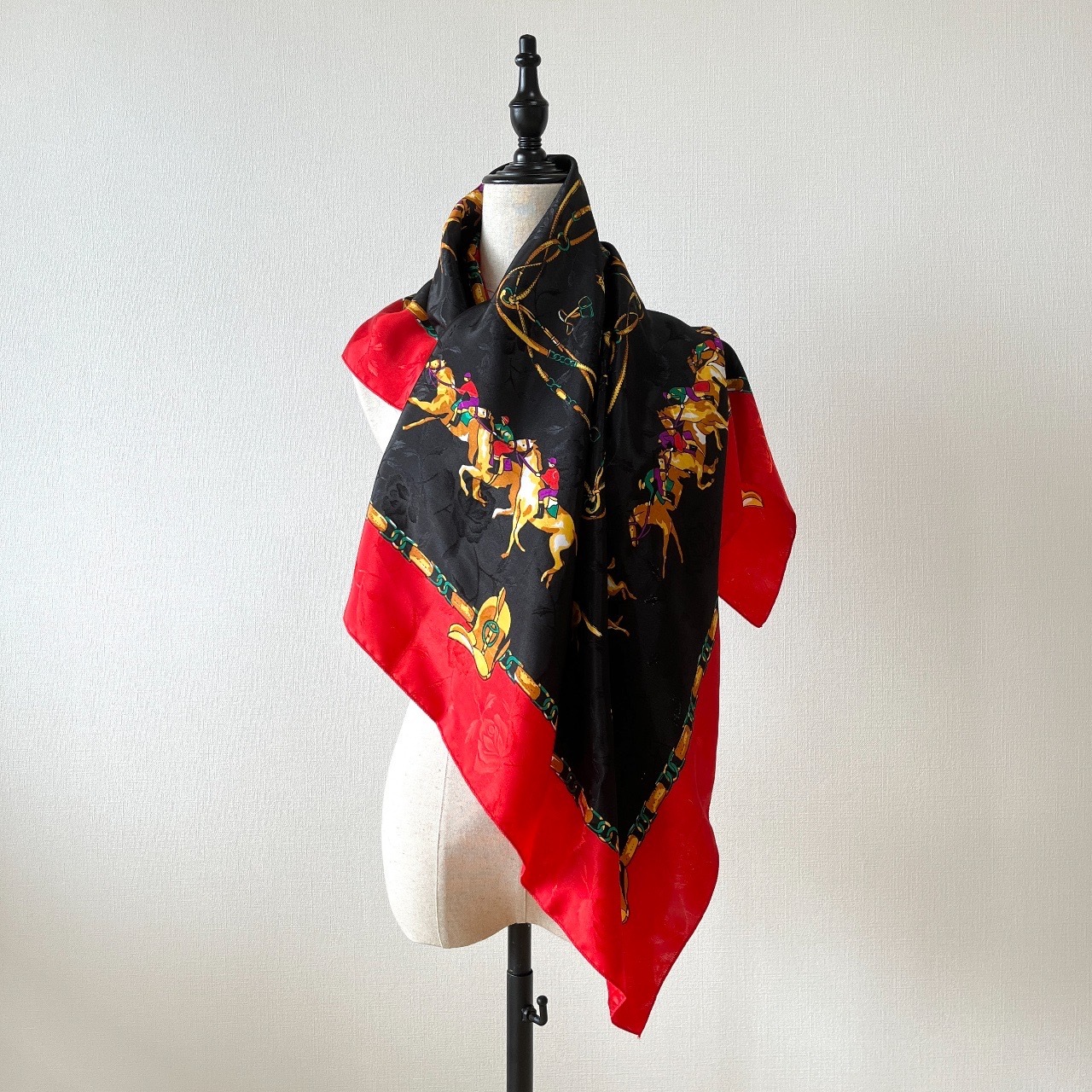 黑色珠寶與馬匹印花絲巾