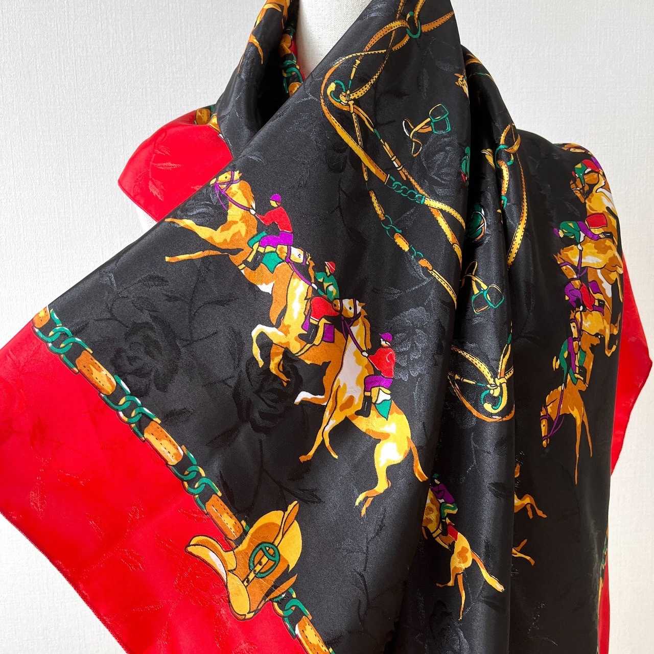 黑色珠寶與馬匹印花絲巾