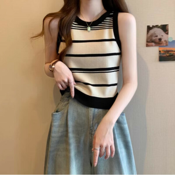 Contrast Knit Striped Camisole (Black) (One size, recommended 85-130 pounds)】