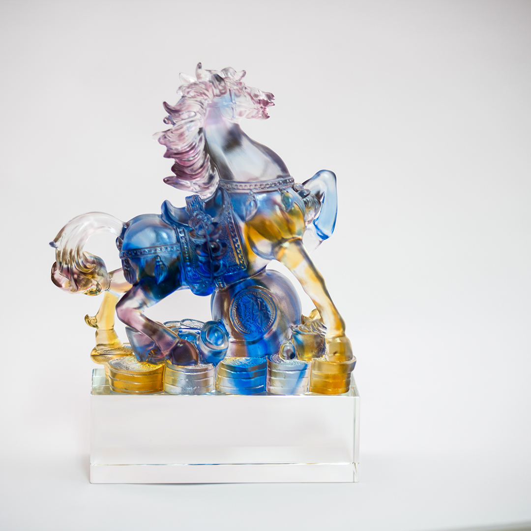 琉璃擺飾｜馬到成功馬上納財 風生水起開運工藝精品首選