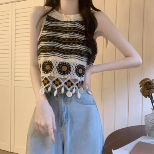 Cut-out embroidered knitted camisole (black) (one size)】