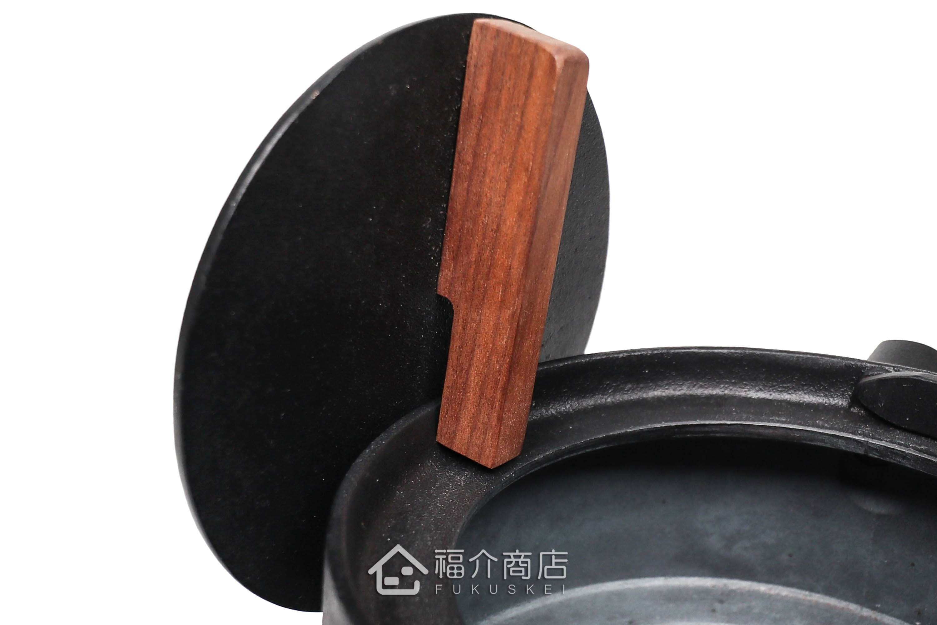 小泉誠所製作煮水泡茶用的日本木蓋鐵壺