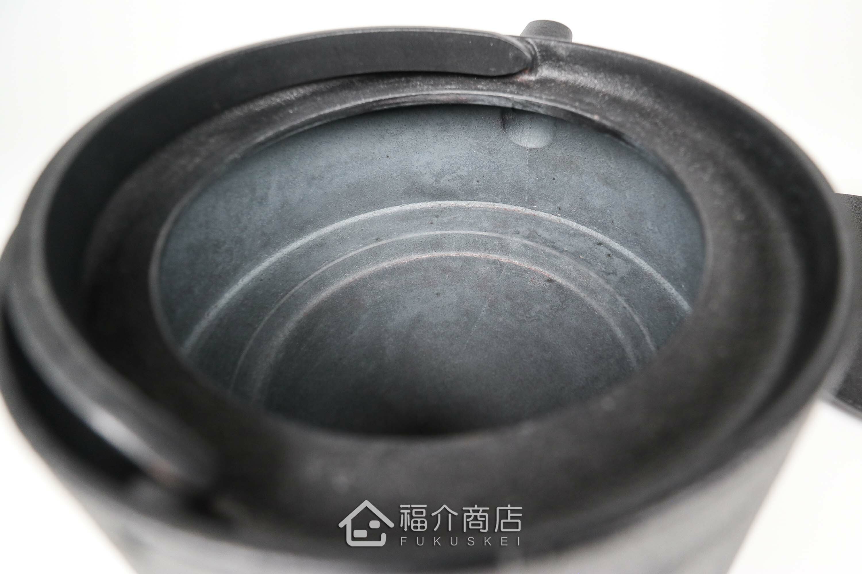 小泉誠所製作煮水泡茶用的日本木蓋鐵壺