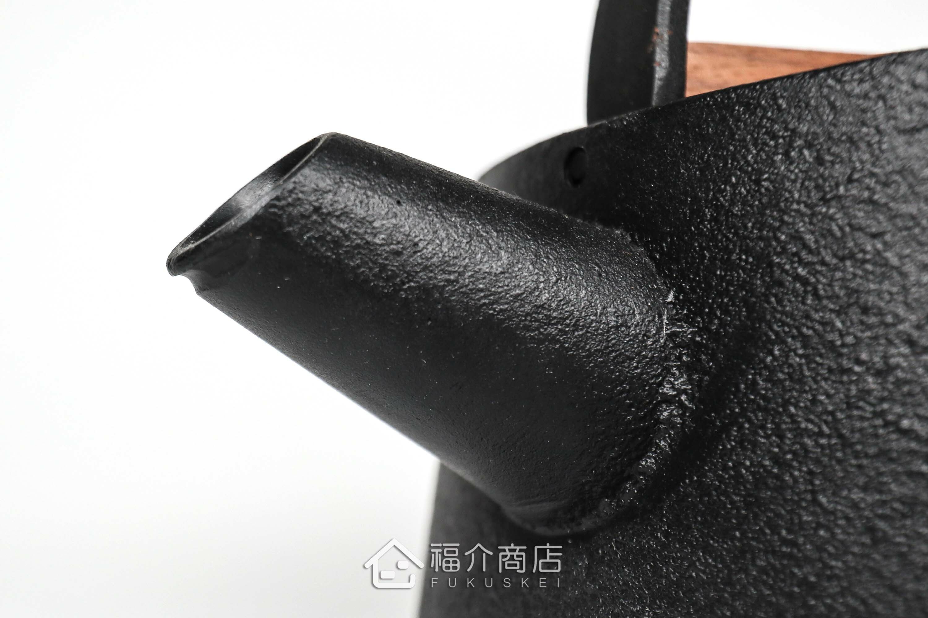 小泉誠所製作煮水泡茶用的日本木蓋鐵壺