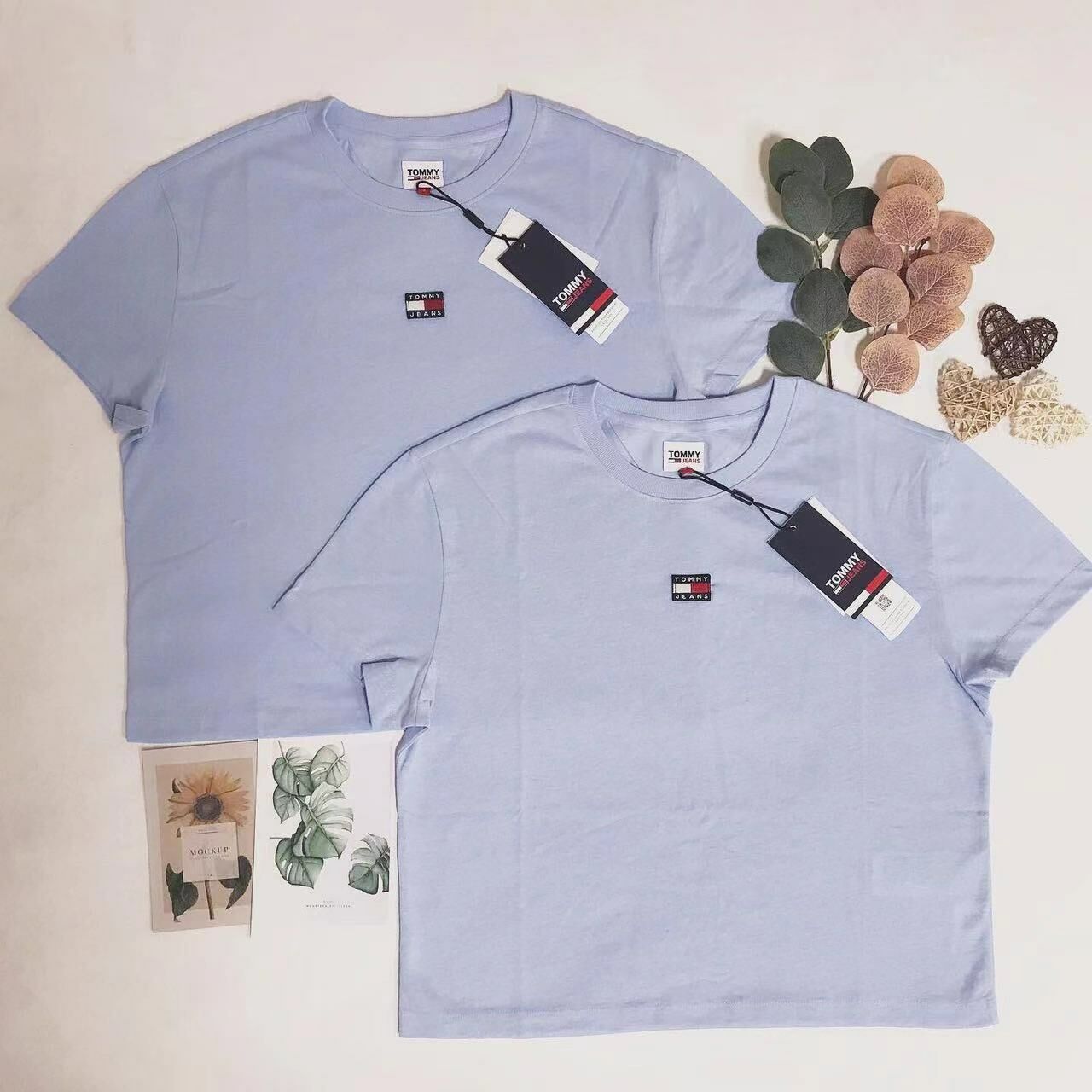 TOMMY JEANS FLAG LOGO CROP TEE