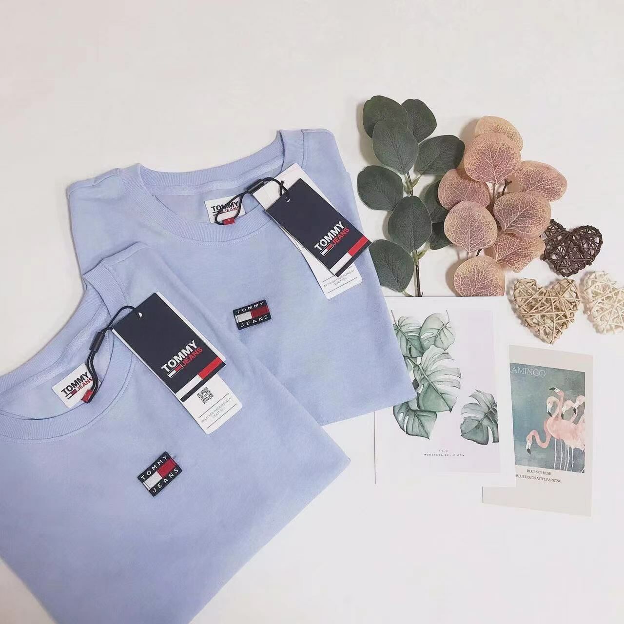 TOMMY JEANS FLAG LOGO CROP TEE