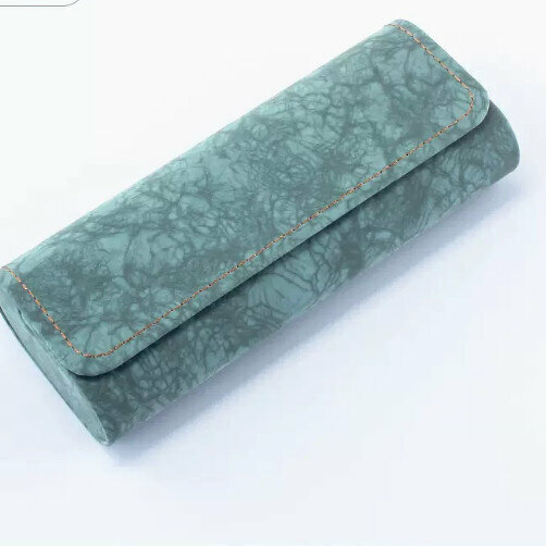 Popular glasses storage box (green (comes with lens cloth))