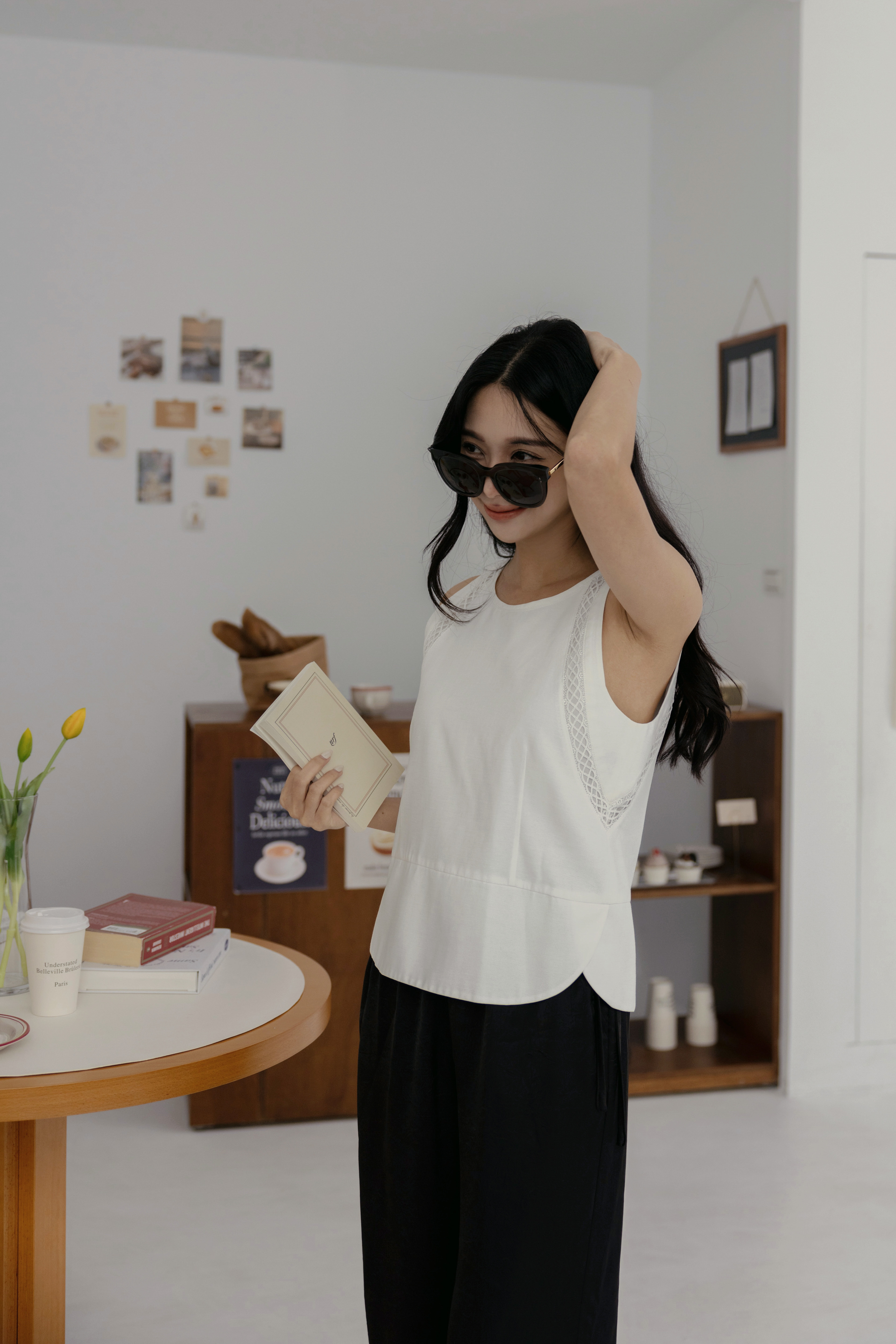 硬挺白花滾邊無袖背心