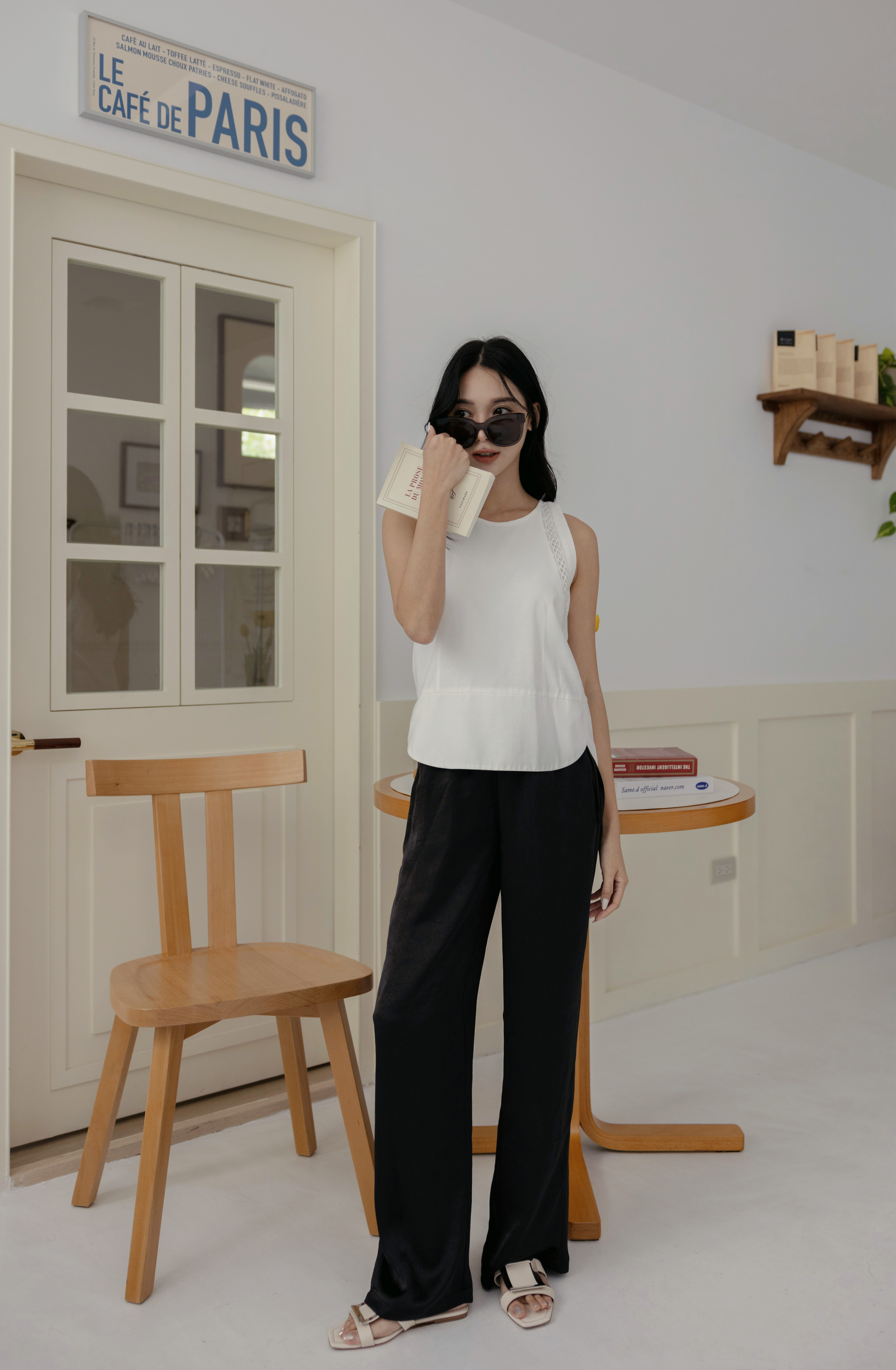 硬挺白花滾邊無袖背心