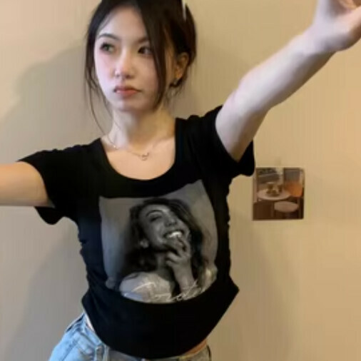 Square Neck Portrait Print T-Shirt (Black One-size)】