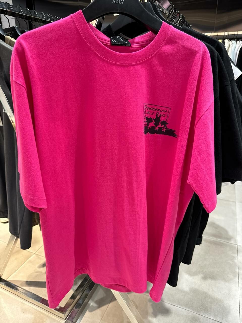 [S] ADLV POWERPUFF GIRLS SAVE THE DAY LOGO T-SHIRT,PINK [PO DELIVERY TIME 6-8WEEKS], ADLV24SS-SSSVPG-PNK2 (SAV305)