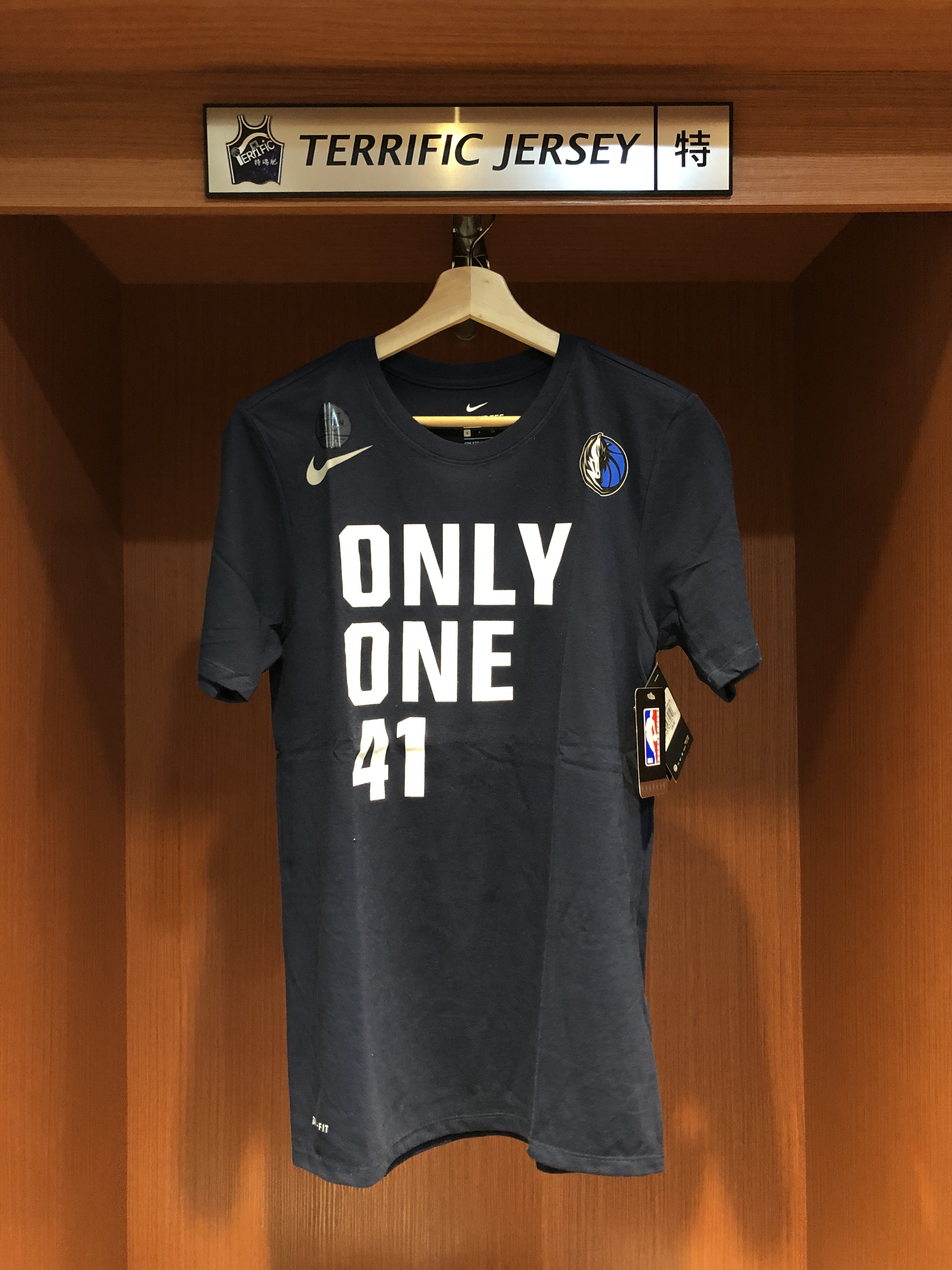 NBA短袖 Dallas Mavericks Dirk Nowitzki Only One 41 達拉斯小牛 退休紀念深藍 Nike Tee 全新