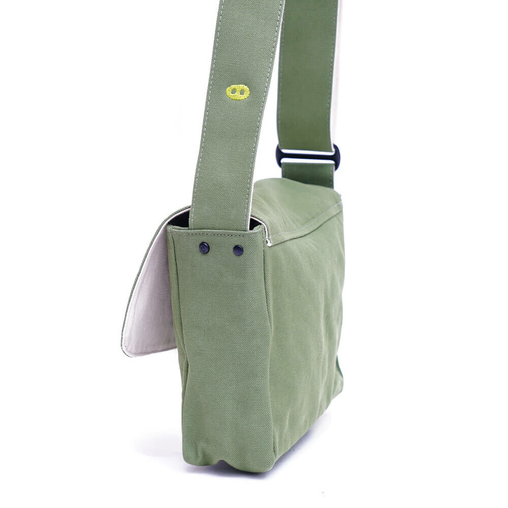 May 蘑菇經典小書包，帆布雙肩背設計，搭配內外收納袋，輕巧實用適合日常通勤與學生使用