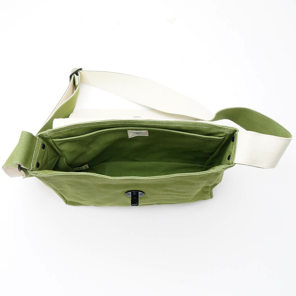 May 蘑菇經典小書包，帆布雙肩背設計，搭配內外收納袋，輕巧實用適合日常通勤與學生使用