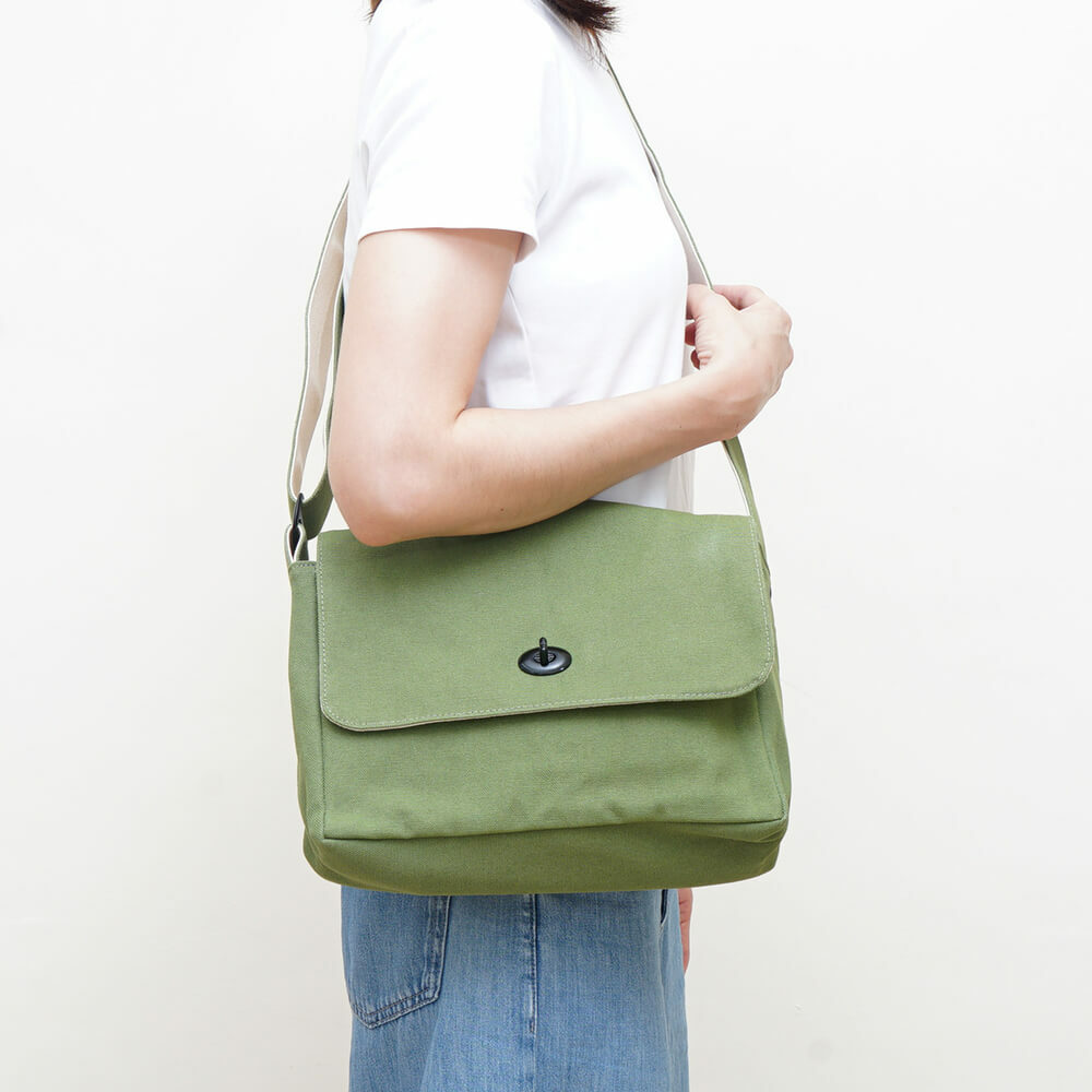 May 蘑菇經典小書包，帆布雙肩背設計，搭配內外收納袋，輕巧實用適合日常通勤與學生使用