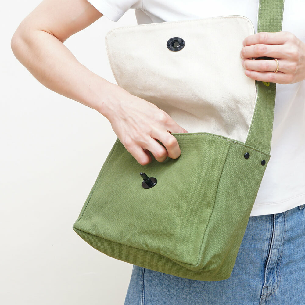 May 蘑菇經典小書包，帆布雙肩背設計，搭配內外收納袋，輕巧實用適合日常通勤與學生使用