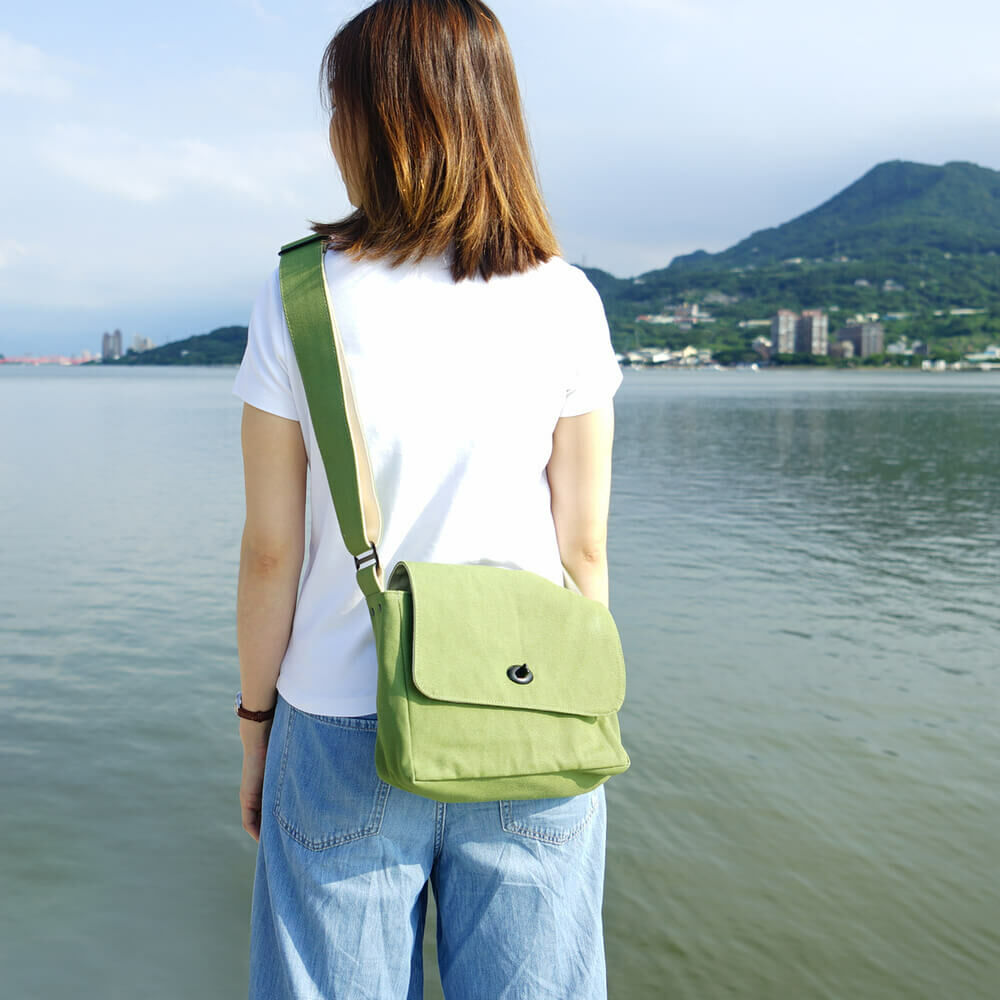 May 蘑菇經典小書包，帆布雙肩背設計，搭配內外收納袋，輕巧實用適合日常通勤與學生使用
