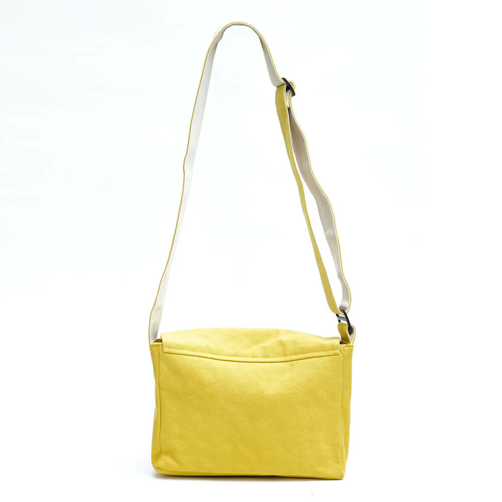 May 蘑菇經典小書包，素色帆布材質，翻蓋搭配磁扣設計，附前袋與內層收納，小巧輕便，適合日常外出使用