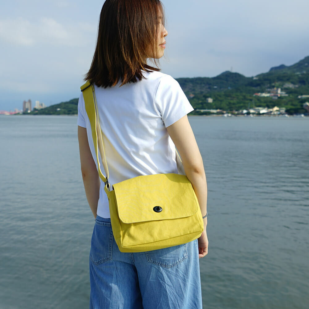 May 蘑菇經典小書包，素色帆布材質，翻蓋搭配磁扣設計，附前袋與內層收納，小巧輕便，適合日常外出使用