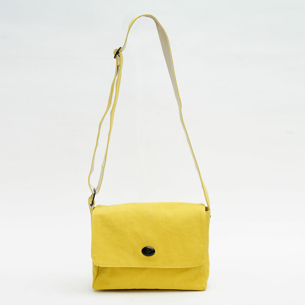 May 蘑菇經典小書包，素色帆布材質，翻蓋搭配磁扣設計，附前袋與內層收納，小巧輕便，適合日常外出使用