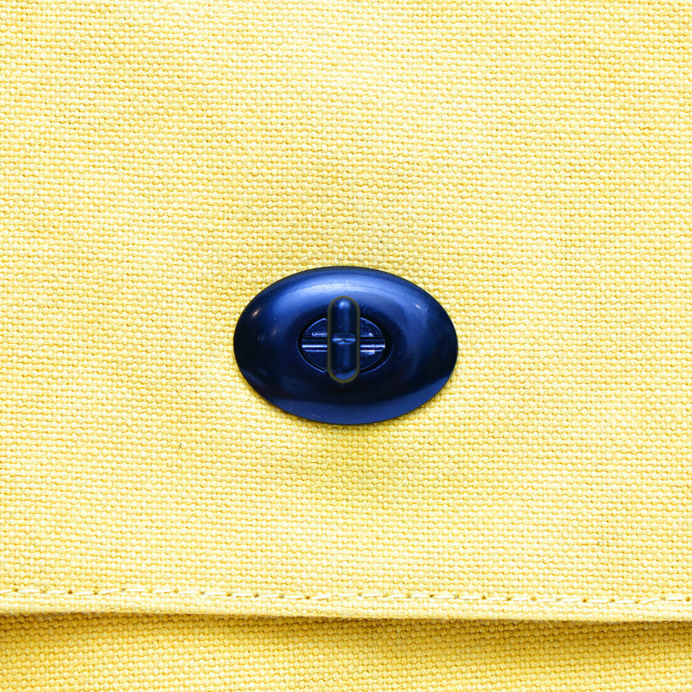 May 蘑菇經典小書包，素色帆布材質，翻蓋搭配磁扣設計，附前袋與內層收納，小巧輕便，適合日常外出使用