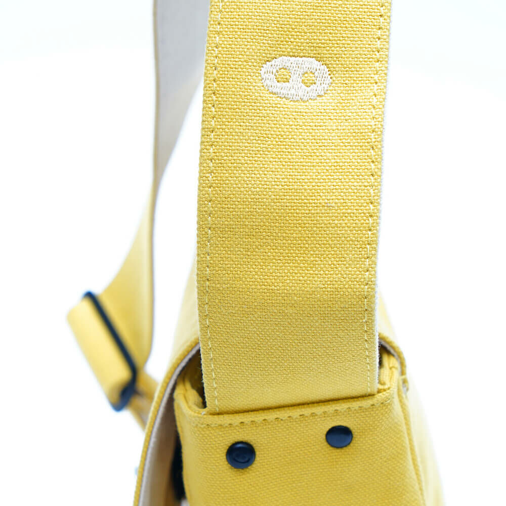 May 蘑菇經典小書包，素色帆布材質，翻蓋搭配磁扣設計，附前袋與內層收納，小巧輕便，適合日常外出使用