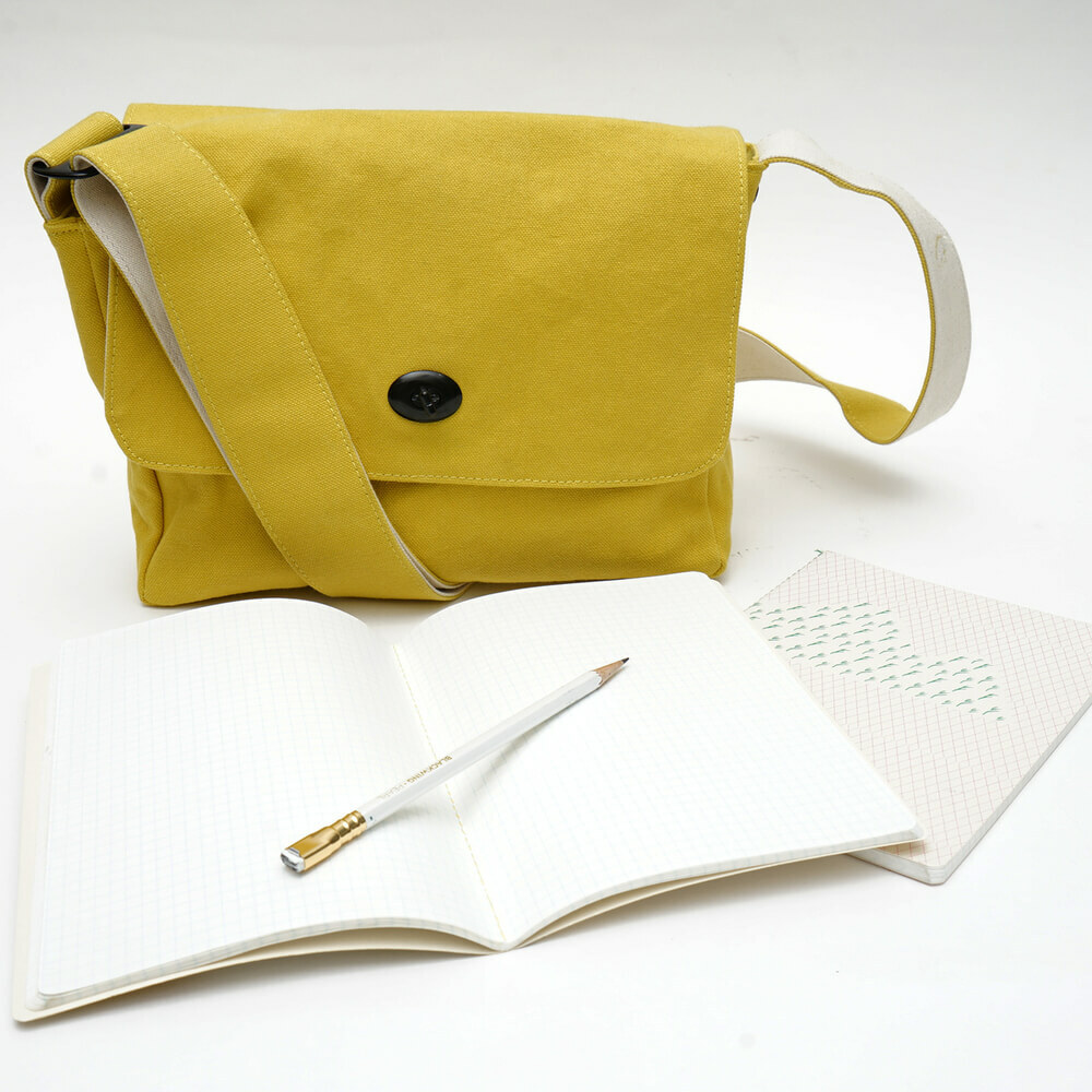 May 蘑菇經典小書包，素色帆布材質，翻蓋搭配磁扣設計，附前袋與內層收納，小巧輕便，適合日常外出使用