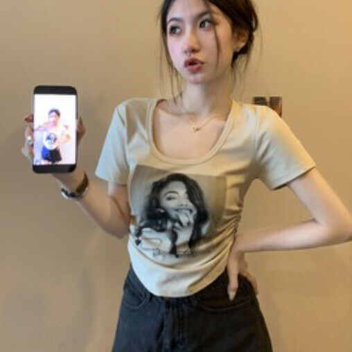 Square neck portrait print T-shirt (milk apricot color one-size-fits-all)】