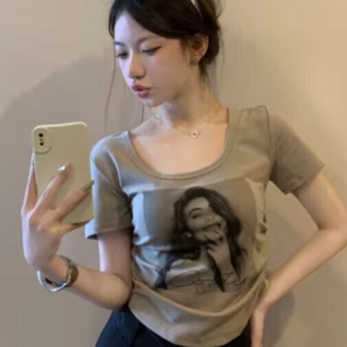 Square Neck Portrait Print T-Shirt (Gray & Green One-size-fits-all)】