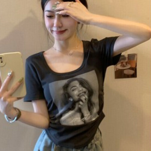 Square Neck Portrait Print T-Shirt (Premium Gray One-size-fits-all)】